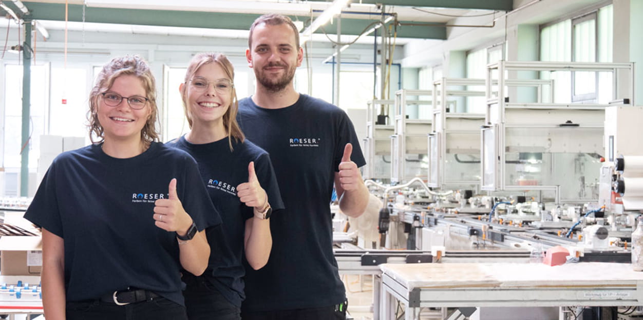 roeser-karriere-azubis Auszubildende der Firma Roeser geben ihrem Arbeitgeber einen Daumen nach oben