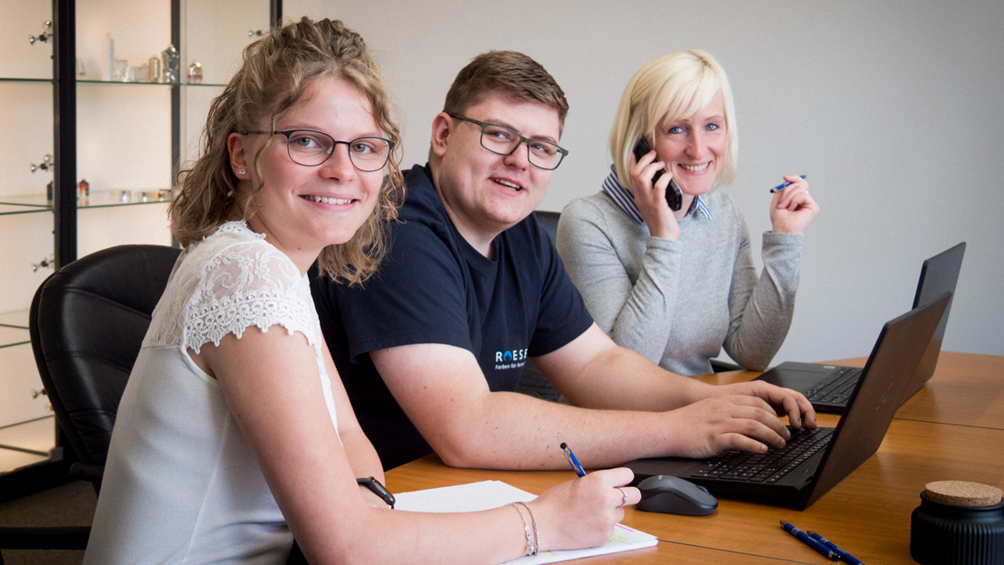 stellenangebote Mitarbeiter der Firma Roeser bei der Arbeit
